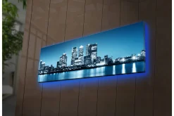 Lerretsbilder|Lerretsbilder-Lerretsbilde med LED-belysning 30x90 cm - Bysilhuett med moderne skyskrapere ved vannkanten Flerfärgad