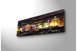 Lerretsbilde med LED-belysning 30x90 cm - Bro over et rolig vann med bylys i bakgrunnen