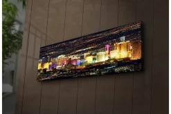 Lerretsbilde med LED-belysning 30x90 cm - Bro over et rolig vann med bylys i bakgrunnen