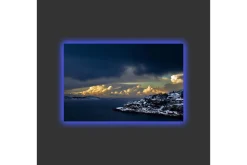 Lerretsbilde med LED-belysning - Dramatisk kystlandskap med snødekte klipper og mørke skyer