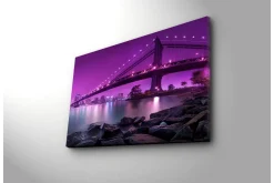 Lerretsbilde med LED-belysning 45x70 cm - Lys lilla bro som spenner over en rolig vannoverflate