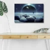 Lerretsbilder|Lerretsbilder-Lerretsbilde med LED-belysning - Stjernehimmel med to silhuetter på en strand og store steiner i forgrunnen