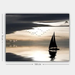 Lerretsbilder|Lerretsbilder-Lerretsbilde 70x100 cm - Seilbåt glir over en speilblank overflate under en dramatisk himmel med fugler som flyr forbi Flerfärgad