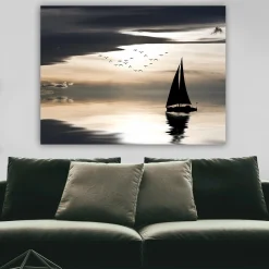 Lerretsbilder|Lerretsbilder-Lerretsbilde 70x100 cm - Seilbåt glir over en speilblank overflate under en dramatisk himmel med fugler som flyr forbi Flerfärgad