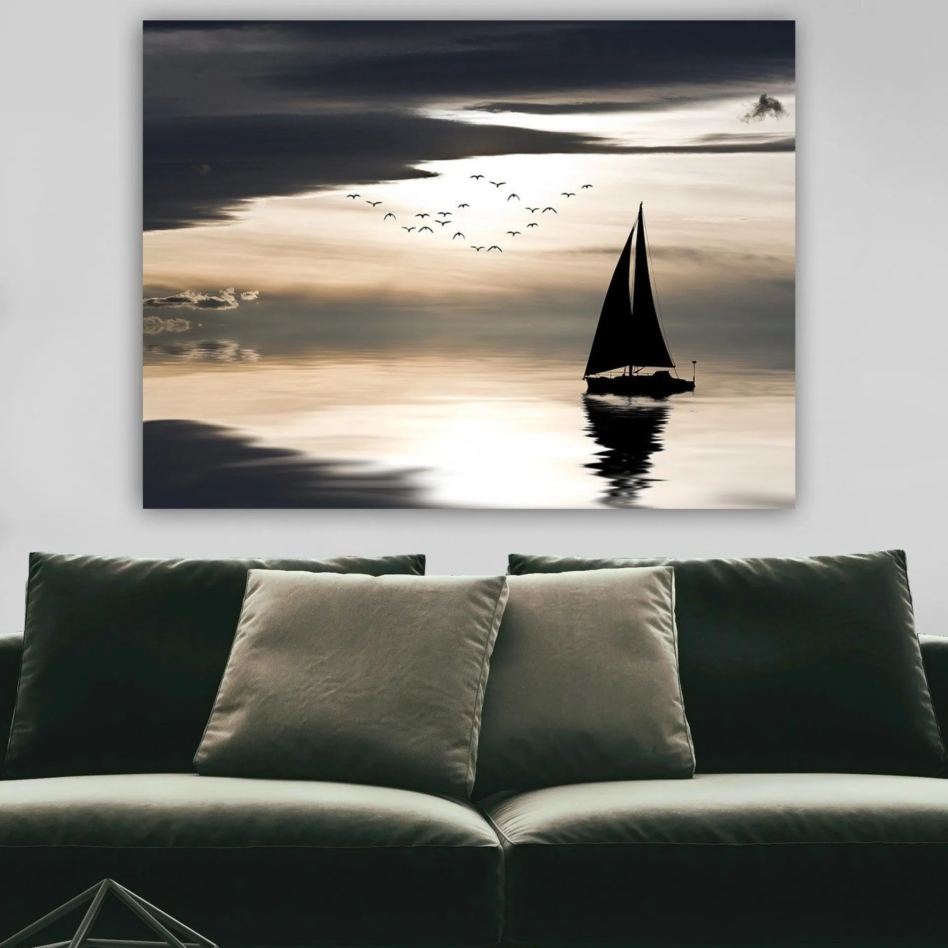 Lerretsbilder|Lerretsbilder-Lerretsbilde 70x100 cm - Seilbåt glir over en speilblank overflate under en dramatisk himmel med fugler som flyr forbi Flerfärgad