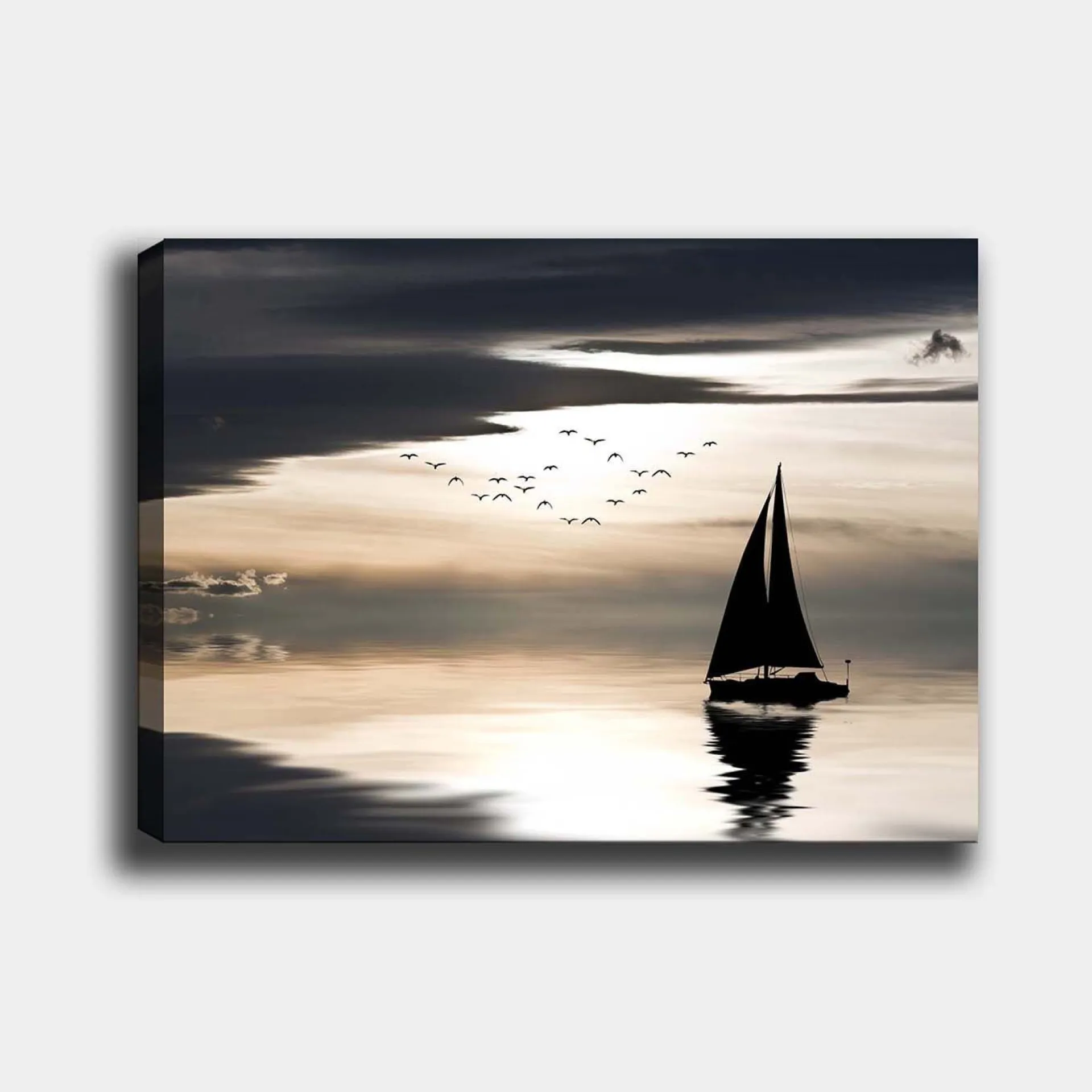 Lerretsbilder|Lerretsbilder-Lerretsbilde 70x100 cm - Seilbåt glir over en speilblank overflate under en dramatisk himmel med fugler som flyr forbi Flerfärgad