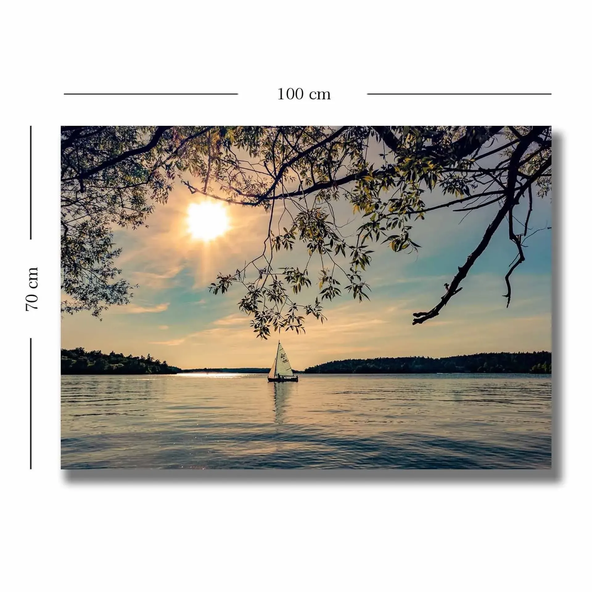 Lerretsbilder|Lerretsbilder-Lerretsbilde 70x100 cm - Seilbåt glir over en speilblank innsjø under en solrik himmel Flerfärgad