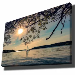 Lerretsbilder|Lerretsbilder-Lerretsbilde 70x100 cm - Seilbåt glir over en speilblank innsjø under en solrik himmel Flerfärgad