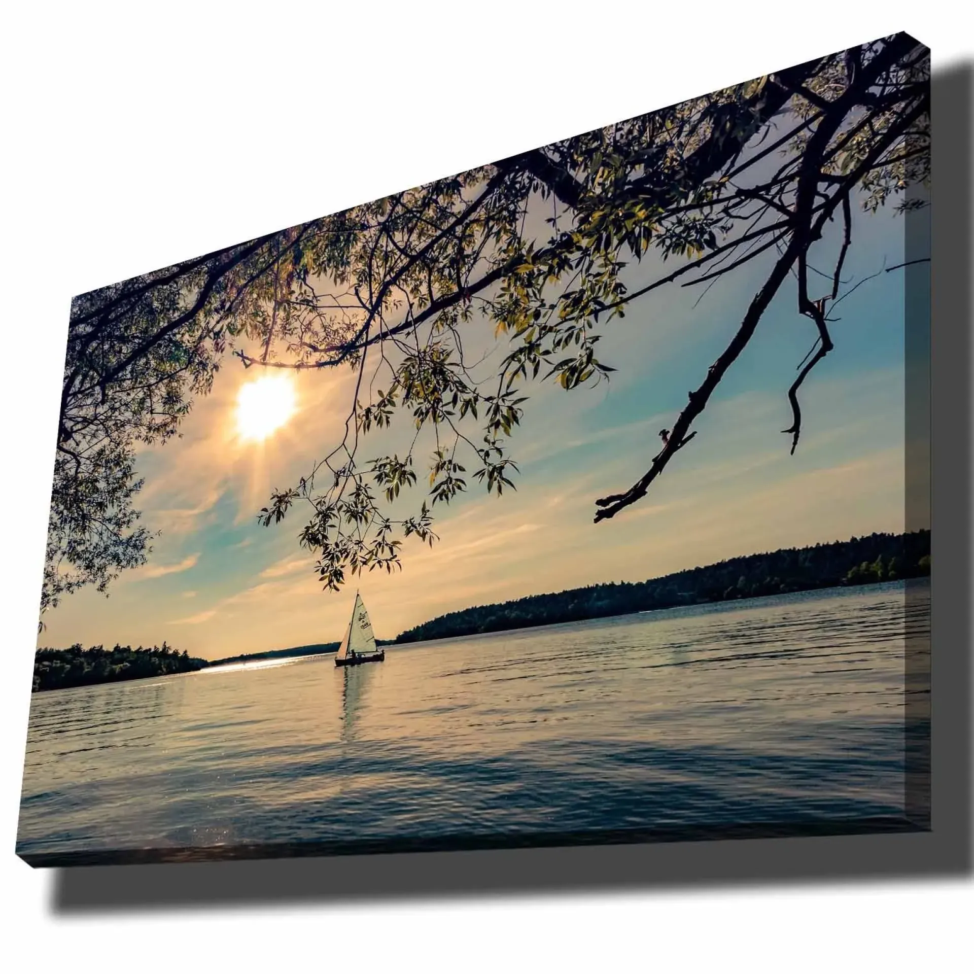 Lerretsbilder|Lerretsbilder-Lerretsbilde 70x100 cm - Seilbåt glir over en speilblank innsjø under en solrik himmel Flerfärgad