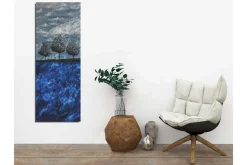 Lerretsbilde 30x80 cm - Tre stiliserte trær mot en blå bakgrunn