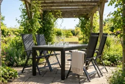 Comfort Garden Spisegrupper Hage-Monaco utendørs spisegruppe, uttrekkbar 150-250x90 med 4 Monaco Light regulerbare stoler Svart