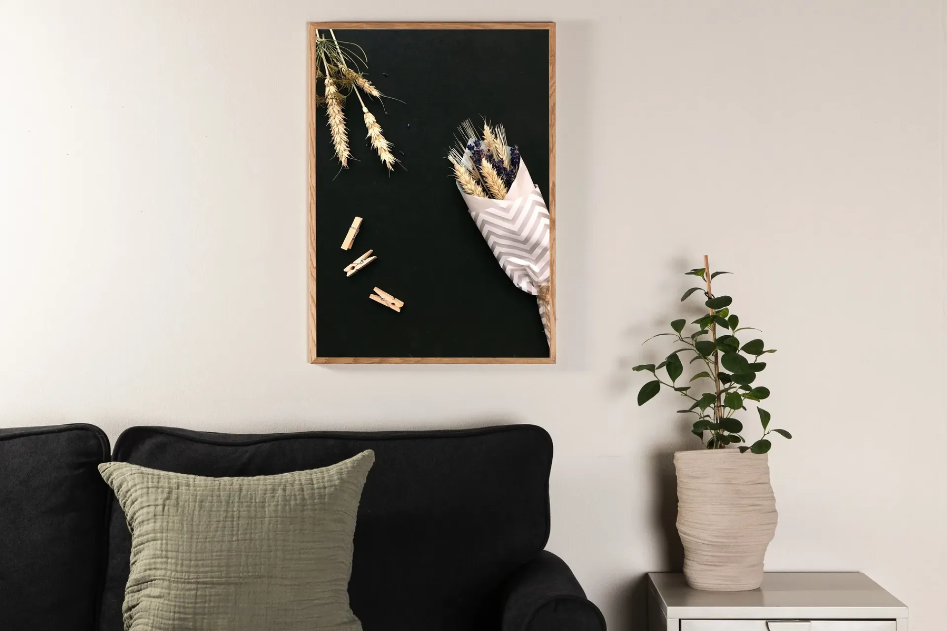 Venture Home Posters|Posters-Poster Flowers on table 70x100 cm Svart/Beige