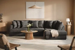 Scandinavian Choice Rossita 4-seters Høyrevendt L-formet Dyp Sjeselongsofa i Chenille