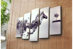 Stort lerretsbilde i 5 deler 105x70 cm - Dynamisk hest i bevegelse med fragmentert struktur